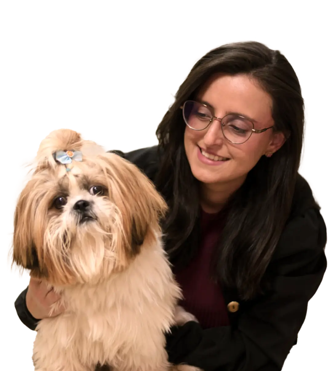 Dra. Mariana Duarte atendendo um cão